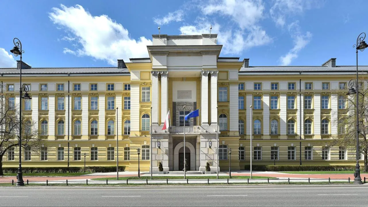 KPRM gratuluje dzisiaj "osobom uczniowskim". Wpis zniknął, ale zostały komentarze