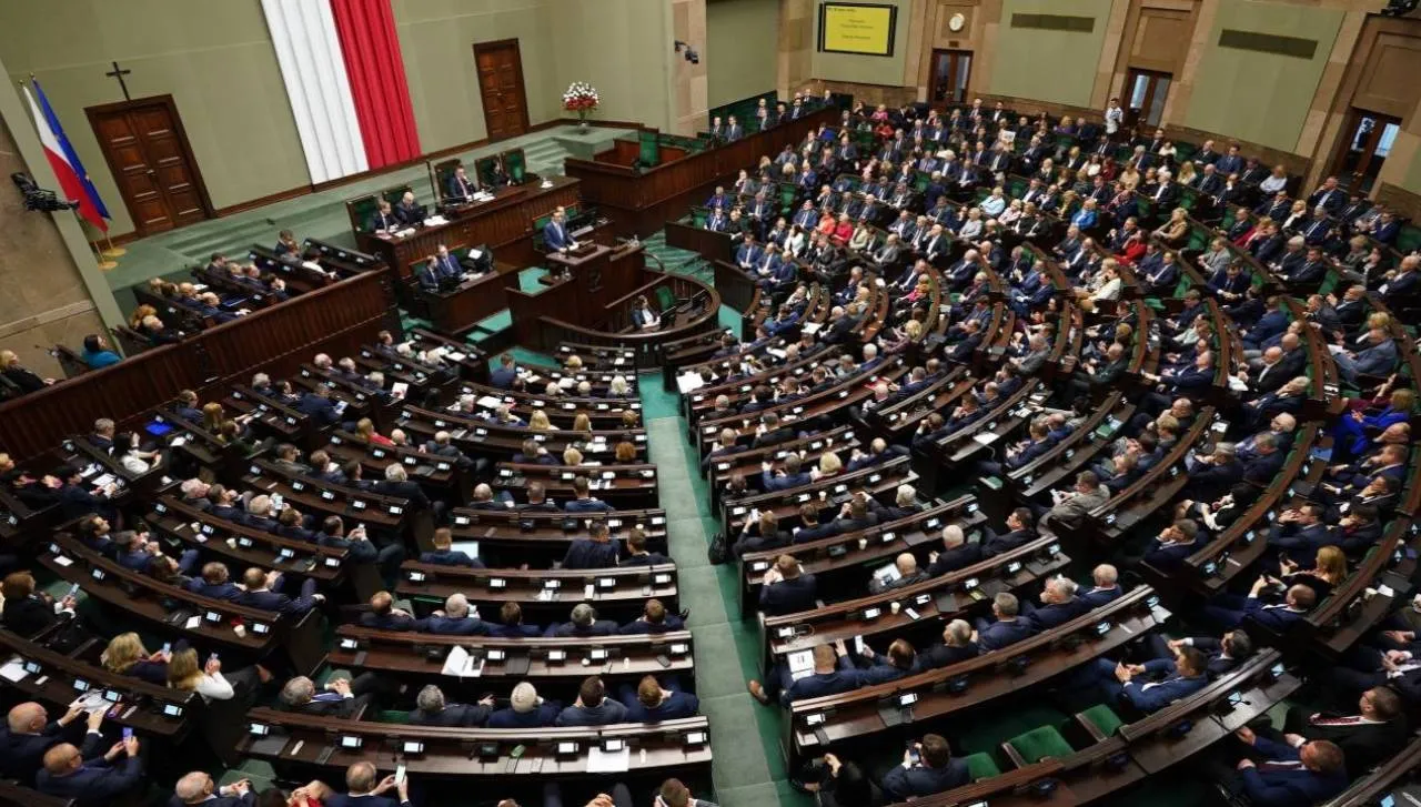 Nowi posłowie zaprzysiężeni. Przyporządkuj ich do klubu