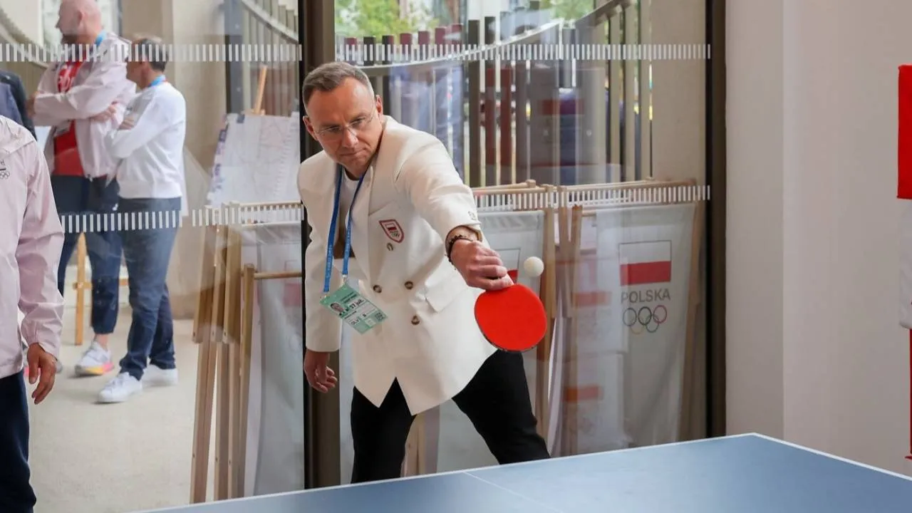 Prezydent Duda na IO. Zaprezentował próbkę umiejętności koszykarskich i nie tylko