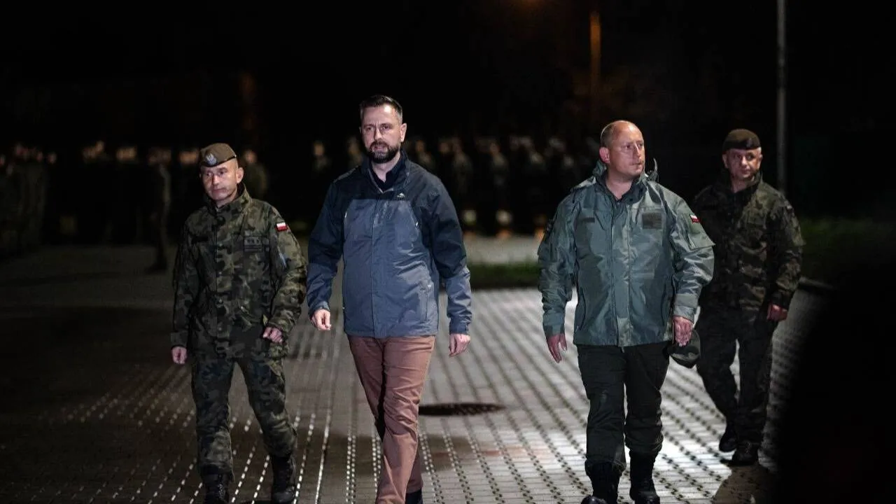 „Żołnierze, zamiast pomagać, musieli pozować do zdjęć“. Internauci wbijają szpile szefowi MON