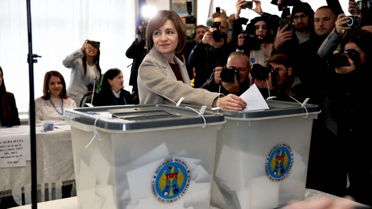 Zdjęcie ilustracyjne - Maia Sandu podczas głosowania