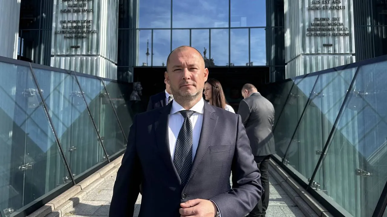 sędzia Jakub Iwaniec przed gmachem Sądu Najwyższego sędzia Jakub Iwaniec przed gmachem Sądu Najwyższego