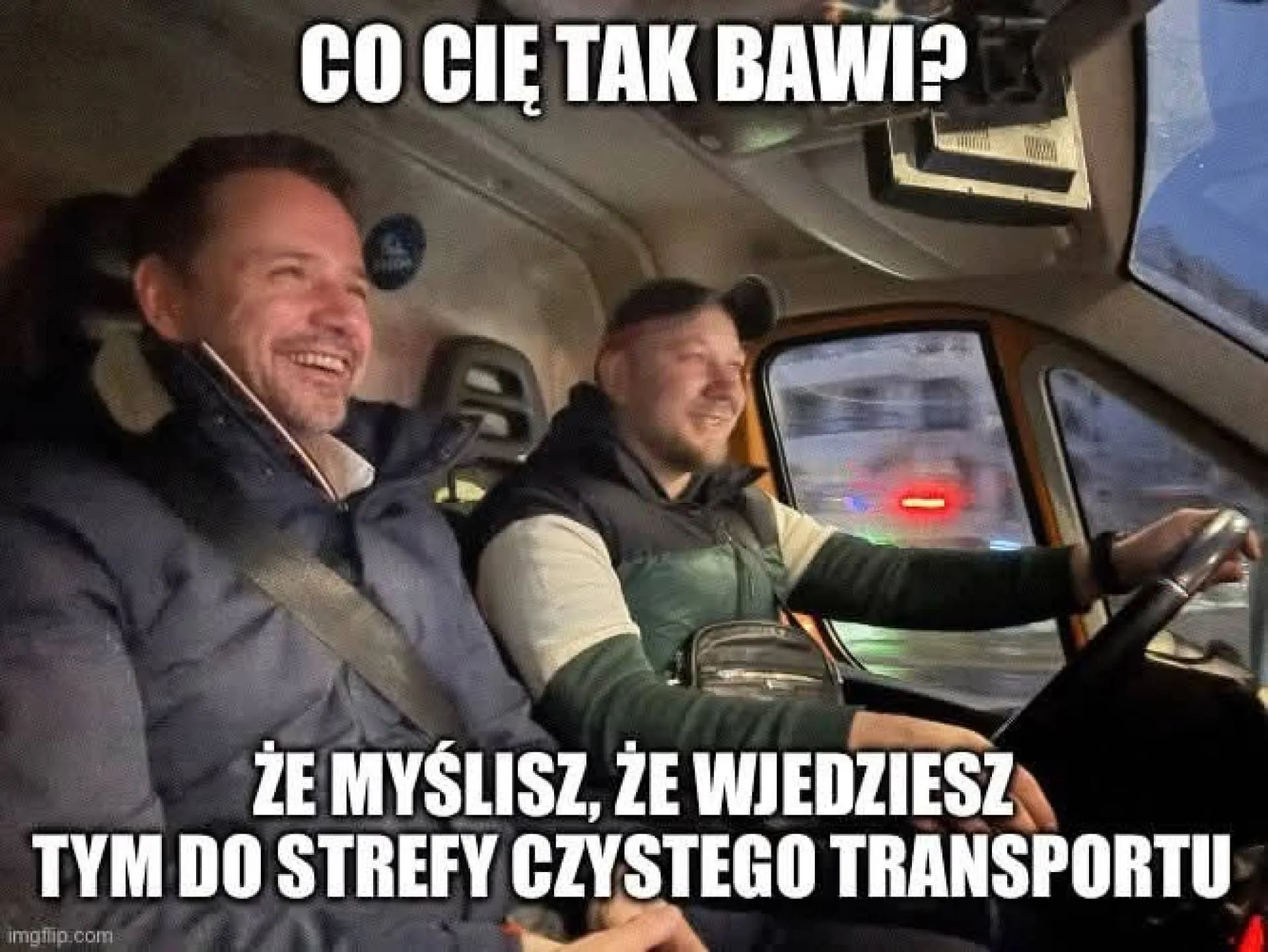 Co cię bawi?