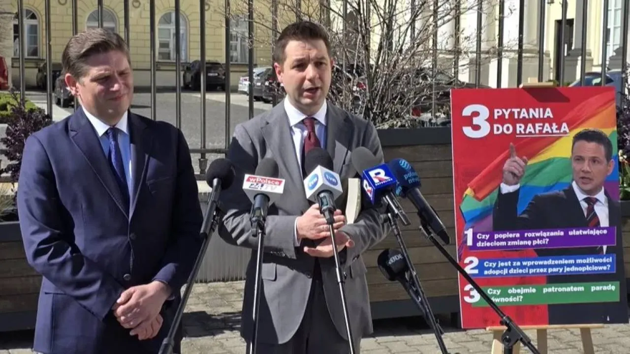 Politycy PiS pod warszawskim ratuszem zapyta