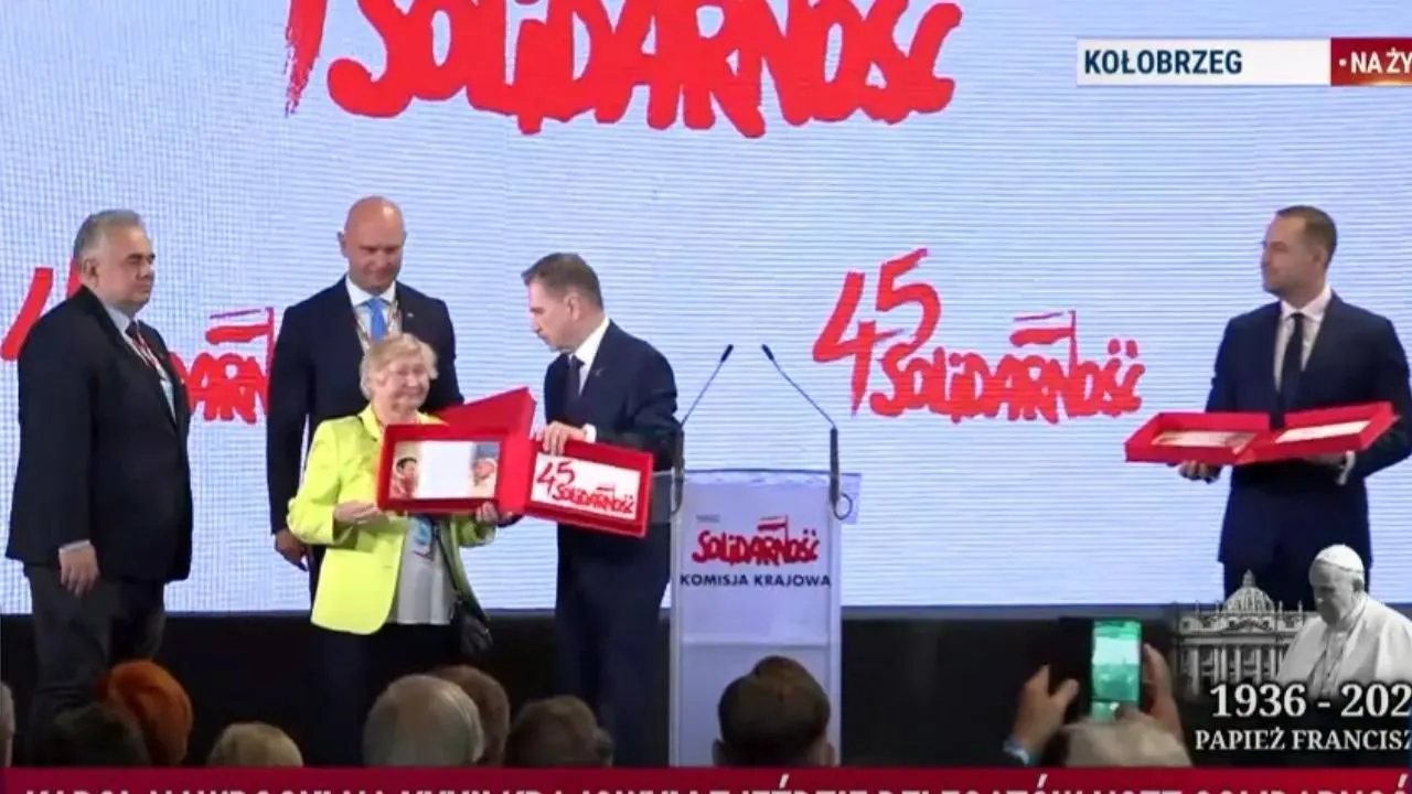 Karol Nawrocki, Ewa Tomaszewska i Tomasz Sakiewicz zostali wyróżnieni podczas Zjazdu Solidarności Karol Nawrocki, Ewa Tomaszewska i Tomasz Sakiewicz zostali wyróżnieni podczas Zjazdu Solidarności