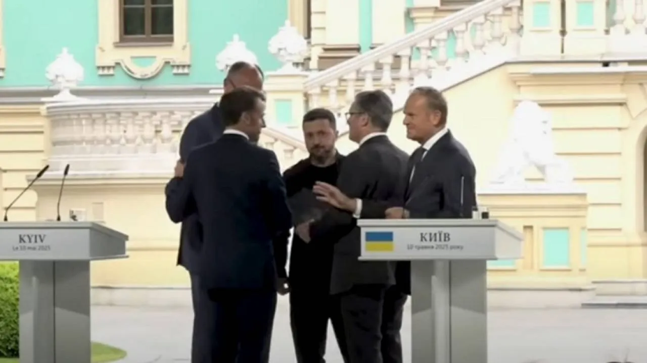 "Co za klaun", "Jak popychadło" - ZOBACZ, jak ignorowany Tusk łasi się do Macrona