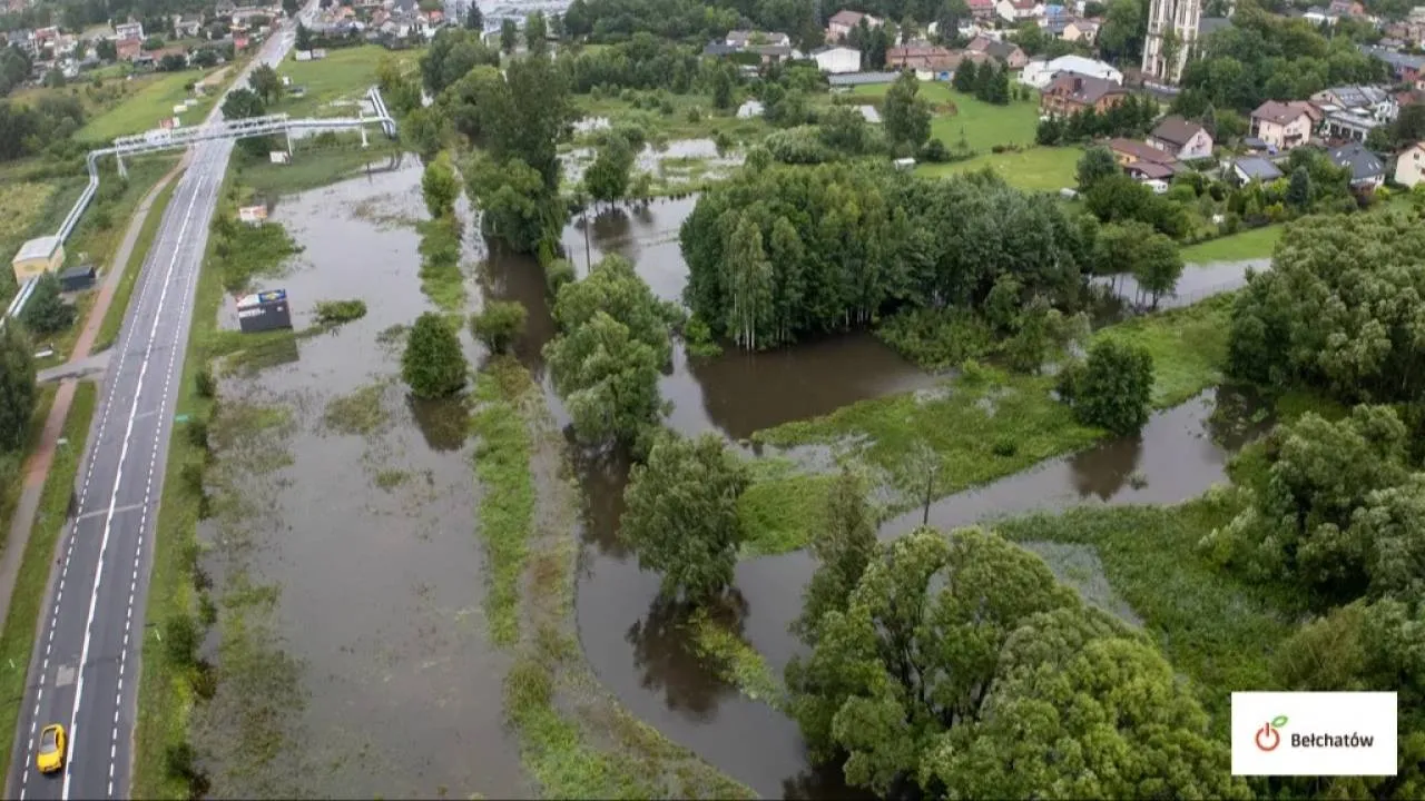 Trudna sytuacja powodziowa w Łódzkiem. Bełchatów zalany - mieszkańcy walczą z wodą