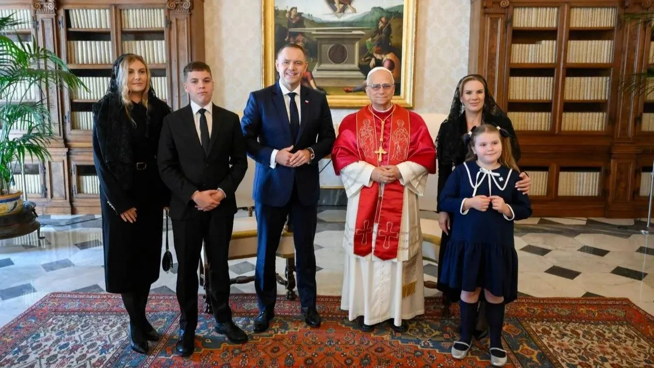 Prezydent Nawrocki z rodziną na audiencji u papieża Leona XIV. Taki prezent otrzymał Ojciec Święty [ZDJĘCIA]