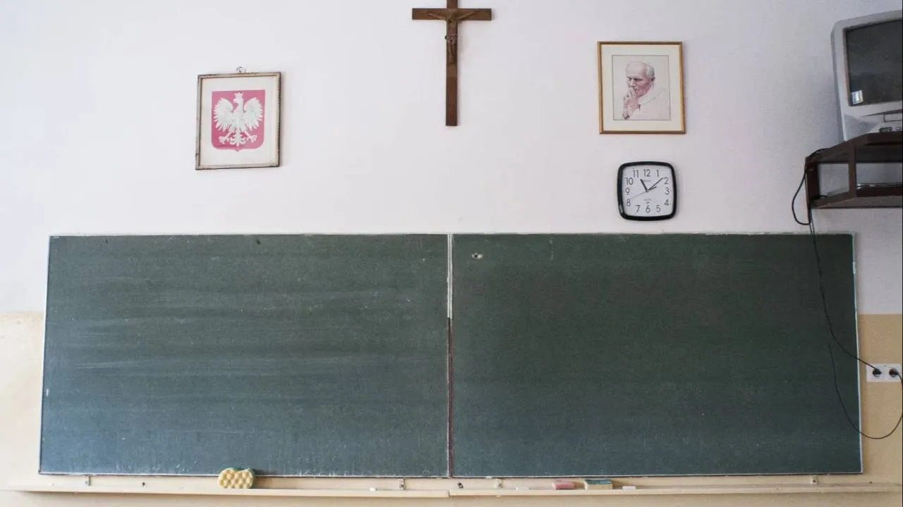 Cięcia lekcji religii w szkole. Katecheci chcą pójść do sądu po pieniądze