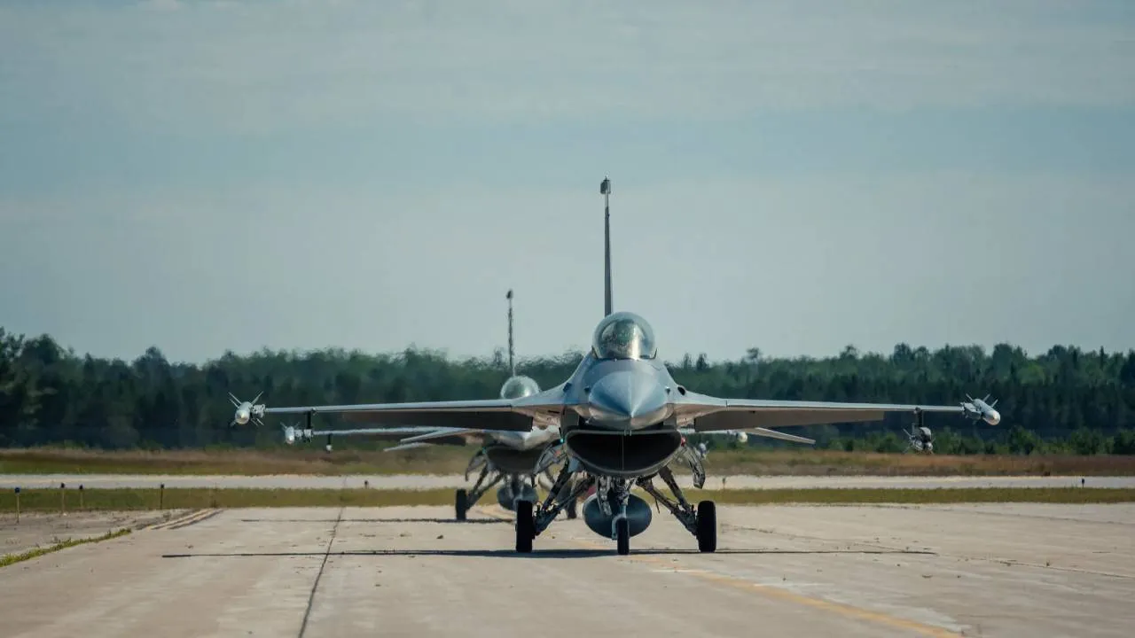Łotwa zamyka przestrzeń powietrzną przy granicach. To efekt wtargnięcia dronów do Polski
