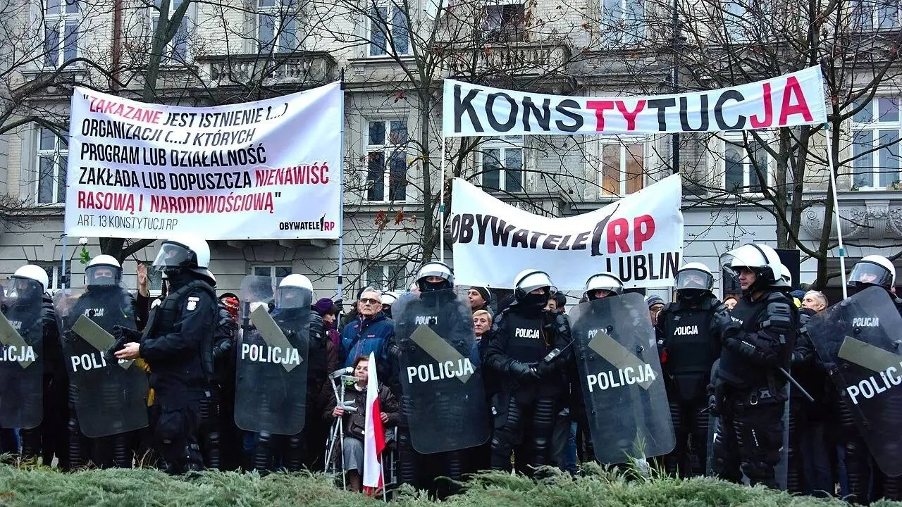 "Zadźgałby mnie kozikiem do grzybów". Według rządowych mediów hitlerowcy trzęsą Polską