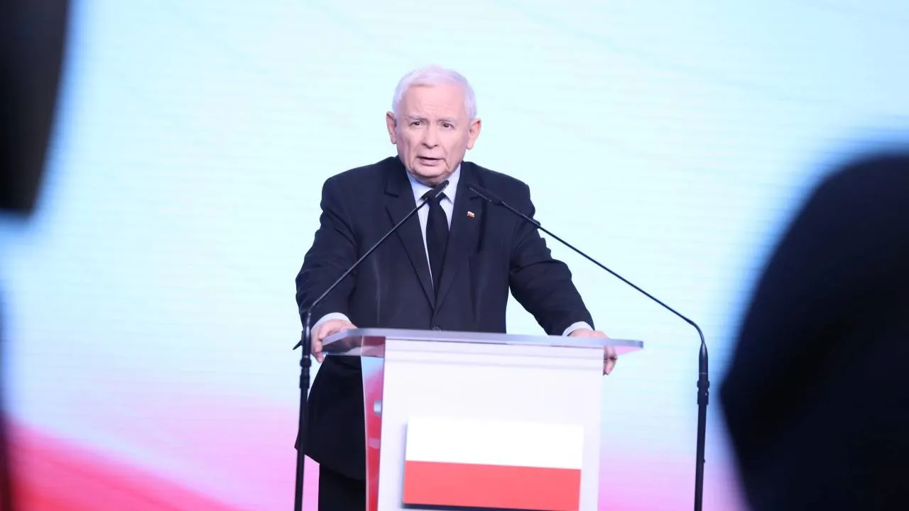 PiS umacnia się na pozycji lidera, KO traci. Najnowszy sondaż nie pozostawia złudzeń!