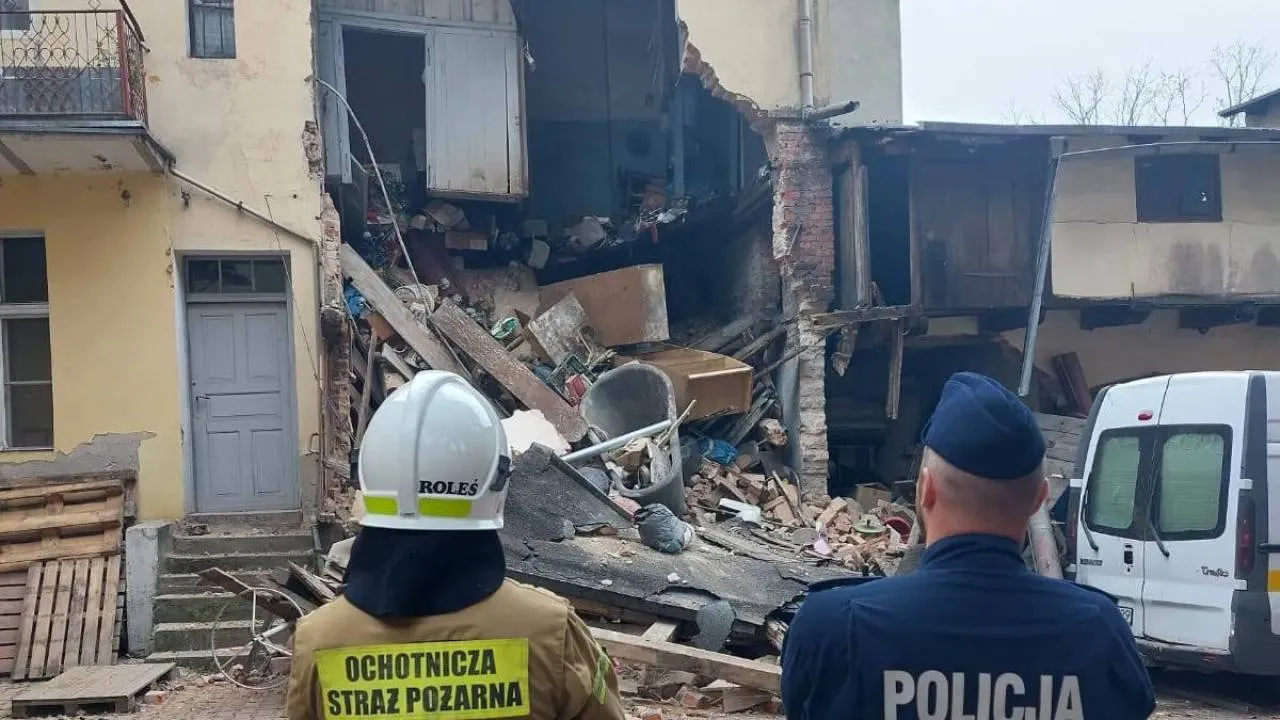 Runęła ściana kamienicy. Uratowano starszą kobietę [ZDJĘCIA]