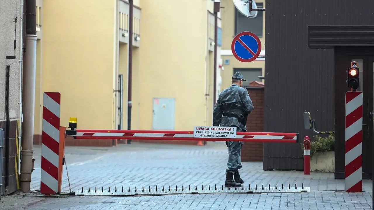 Ujawniamy: Dyrektor z SKW skazany za aferę białoruską. Mimo to pobiera pensję i ma dostęp do tajemnic!