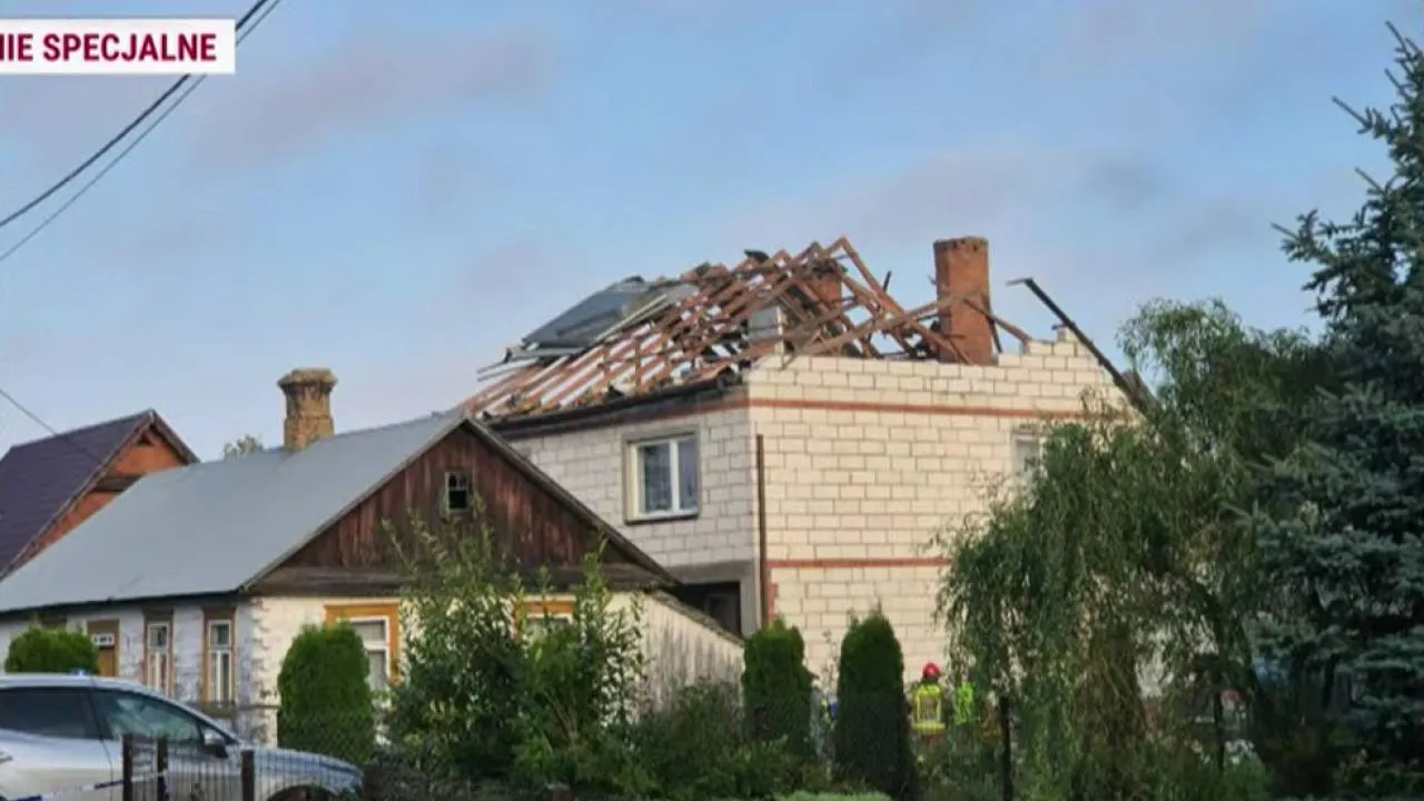 Zniszczony dom w Wyrykach