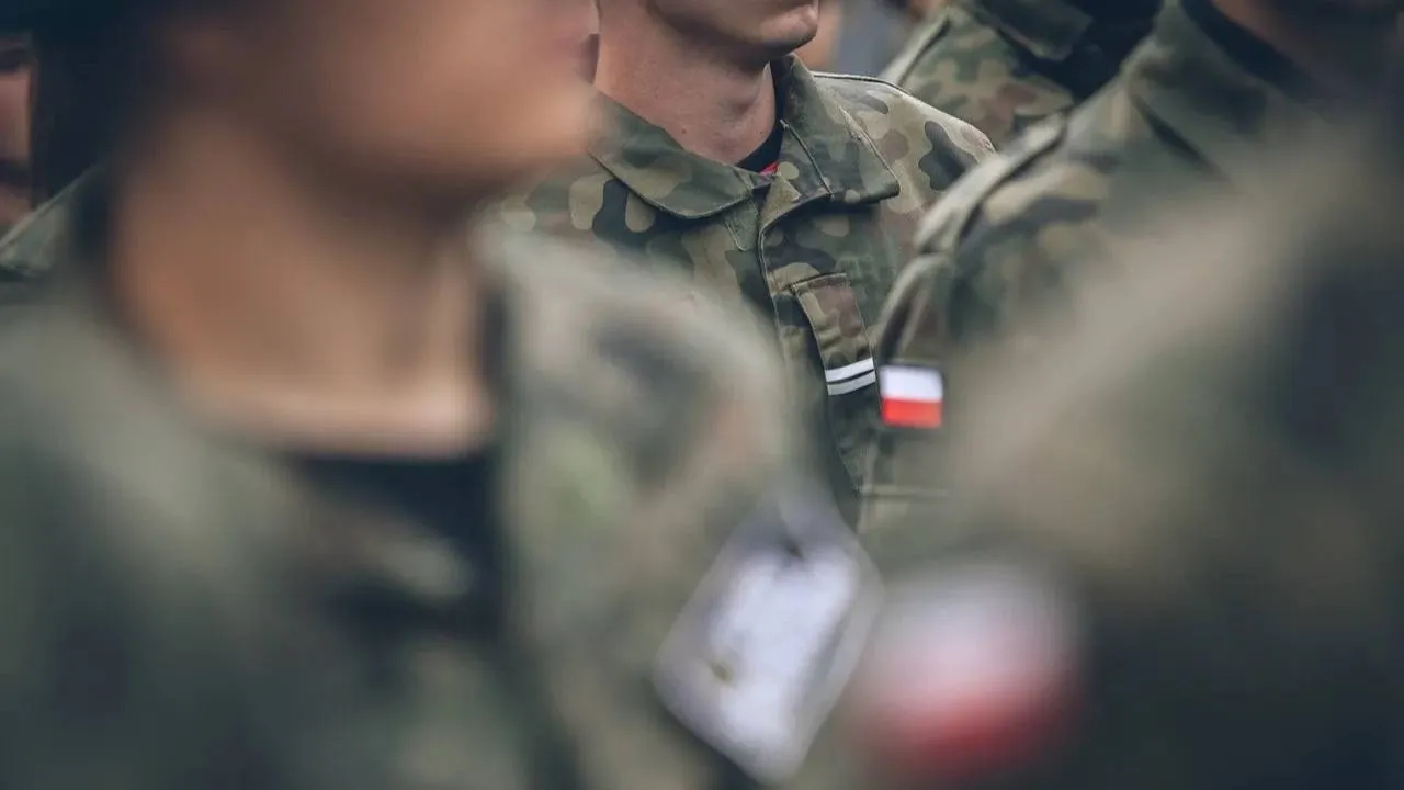 Czy Polacy broniliby kraju w obliczu wojny? Wyniki tego SONDAŻU dają do myślenia