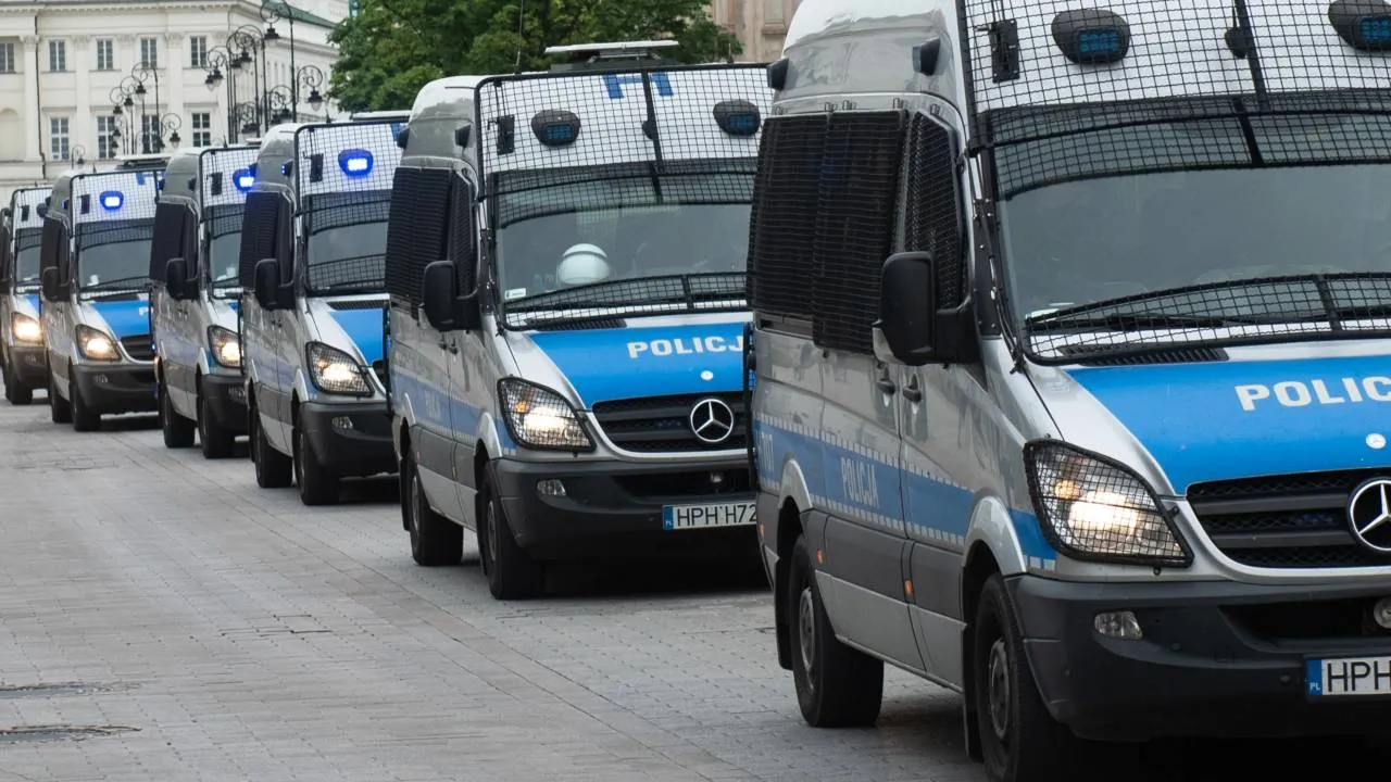 Pokazówka służb Kierwińskiego w sprawie Ziobry. "Dziesiątki radiowozów robi dzisiaj szoł!"