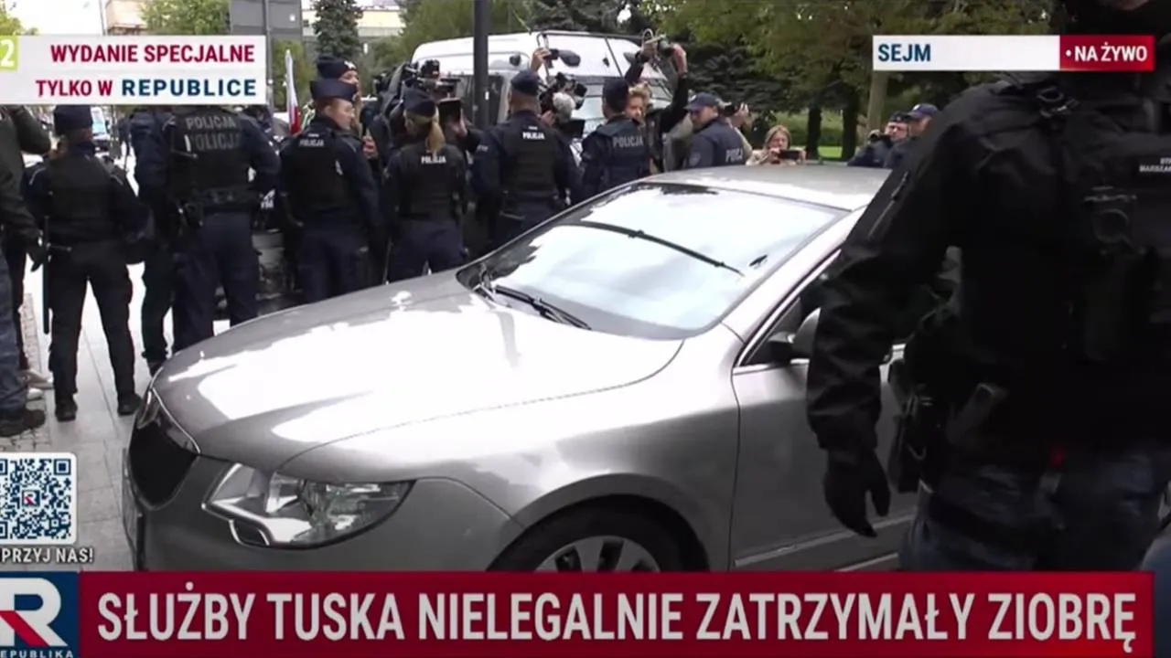 Zbigniew Ziobro dowieziony w radiowozie do Sejmu. Na miejscu kordon policji