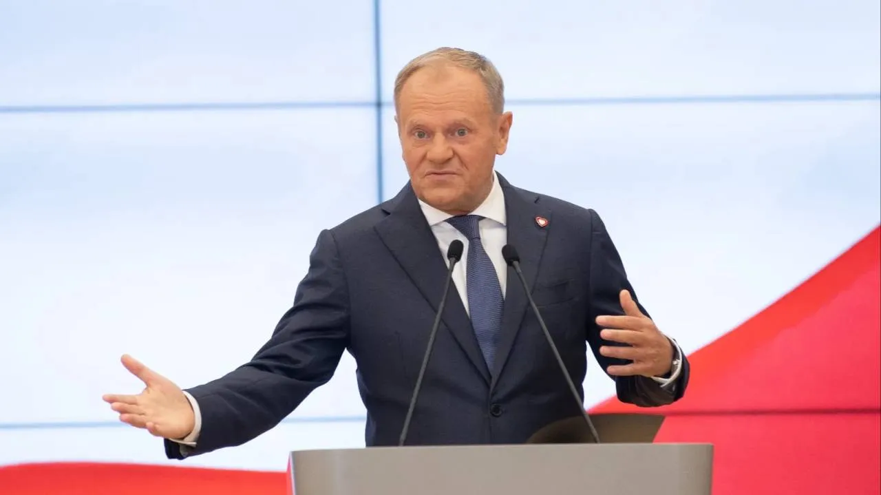 Czerwona kartka dla Tuska. Polacy oceniają go coraz gorzej! [SONDAŻ]