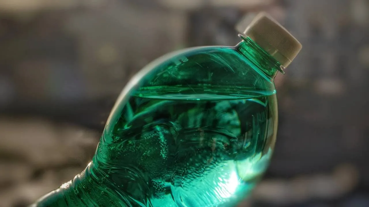 Kaucja za plastikowe butelki i puszki. Sklepy i producenci się nie spieszą