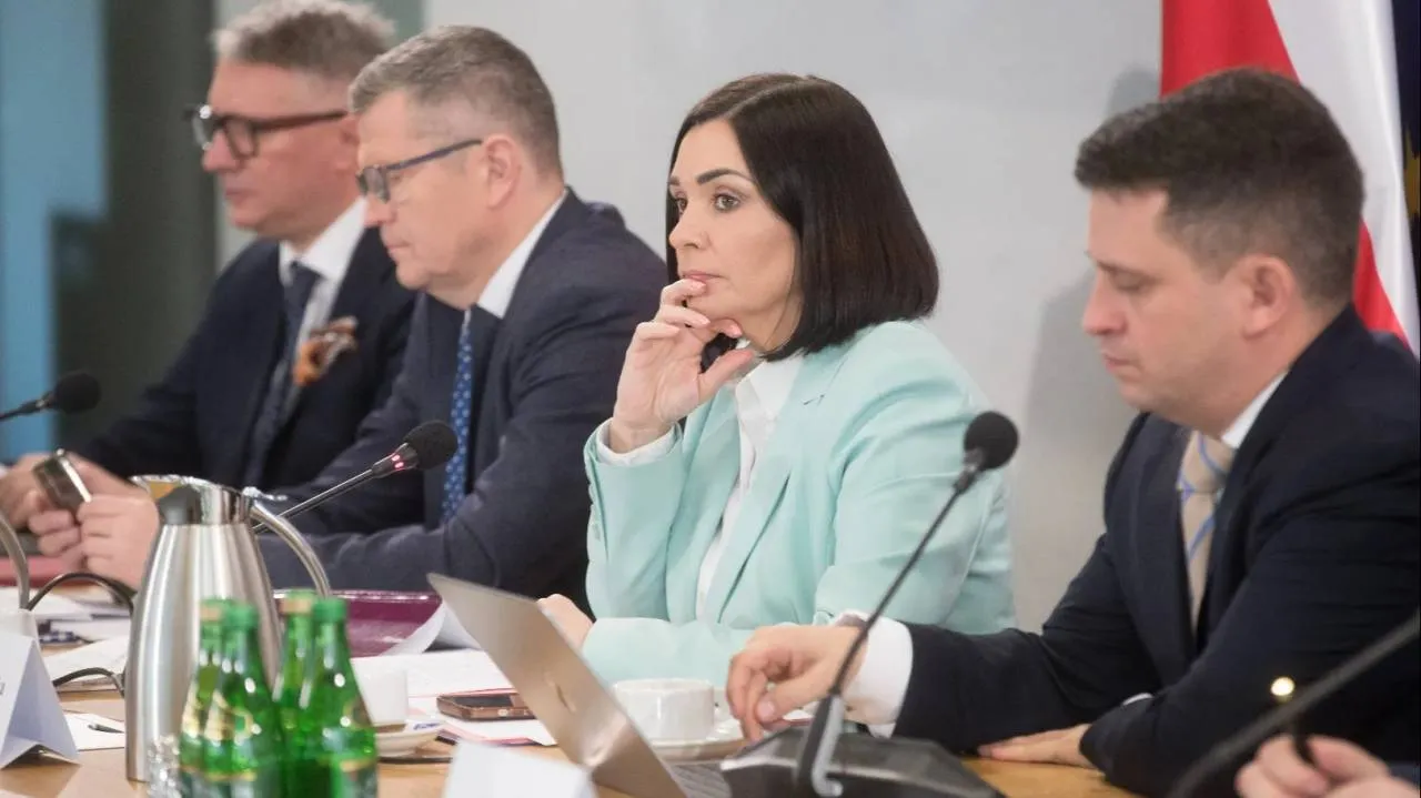 Polaków zapytano o skuteczność nielegalnej komisji Sroki. To czerwona kartka [SONDAŻ]