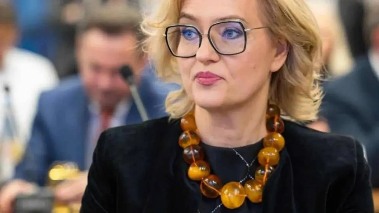 Magdalena Adamowicz lansuje się w naszyjniku wartym więcej niż pensja całej rodziny. „Wesoła wdówka zadaje szyku”