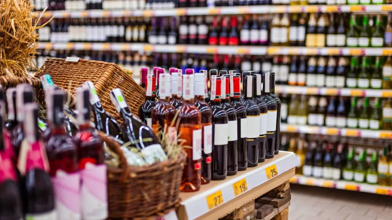 Zbyt łatwy dostęp do alkoholu w Polsce? Większość Polaków mówi "tak" [SONDAŻ]