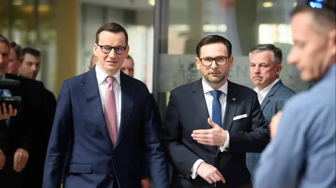 Czysta zemsta polityczna? Morawiecki ostro o decyzji europarlamentu. "Absurdalna"