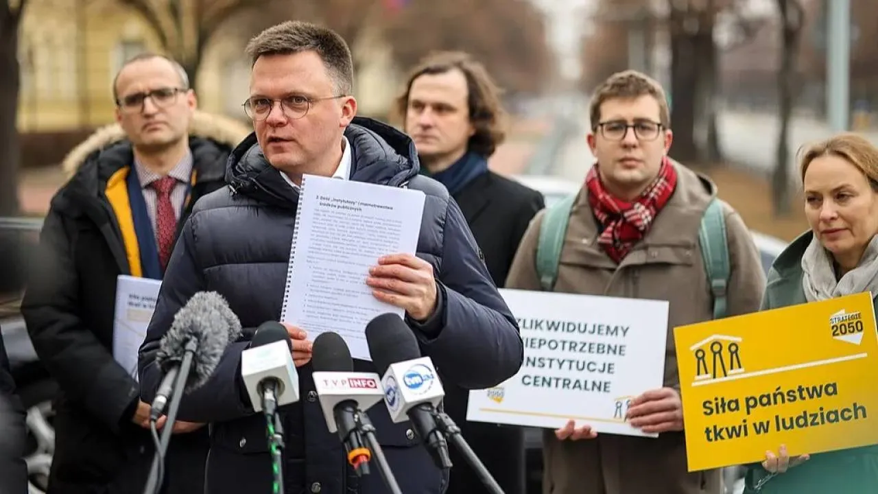 Hołownia, kura z obciętą głową i nerwy Tuska. Kto przejmie władzę w Polsce 2050?