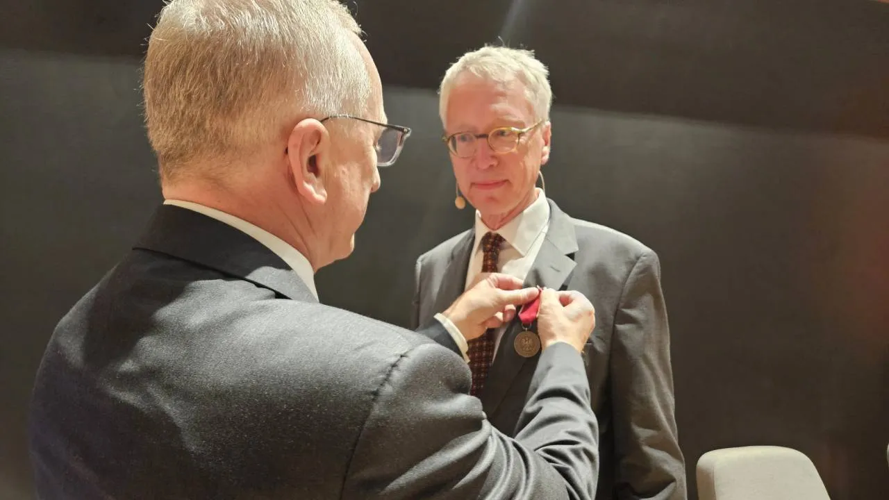 Mówił w polskim instytucie o "współuczestnictwie" w Holokauście. Niemiec odznaczony przez Sikorskiego
