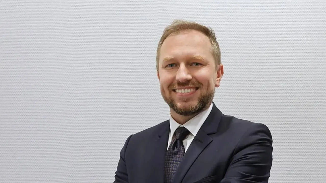 Kłopotliwa „doktoryzacja” wiceministra Tuska. Jak rządowe centrum wprowadza w błąd ws. wykształcenia urzędnika