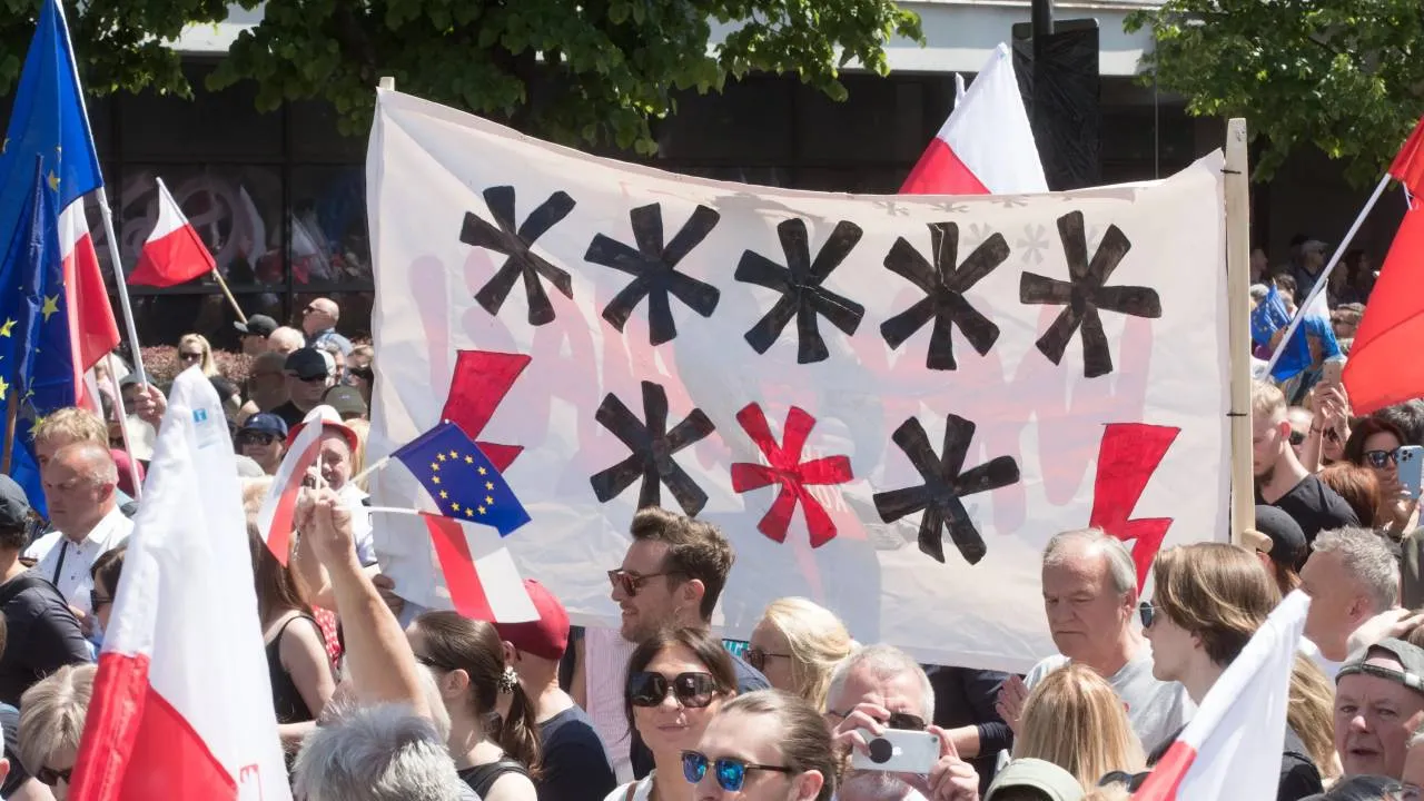 Kibice nie szczędzili krytyki premierowi. PO biadoli o brutalizacji języka, a sami wrzeszczeli "j*bać PiS"!