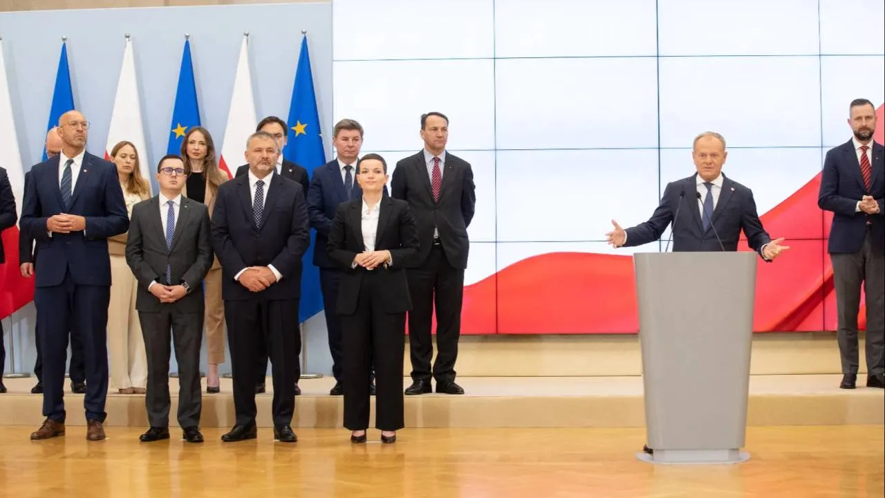 „Trzy budżety z gigantycznymi deficytami”. Kuźmiuk wskazał, jak rząd zadłuża Polskę