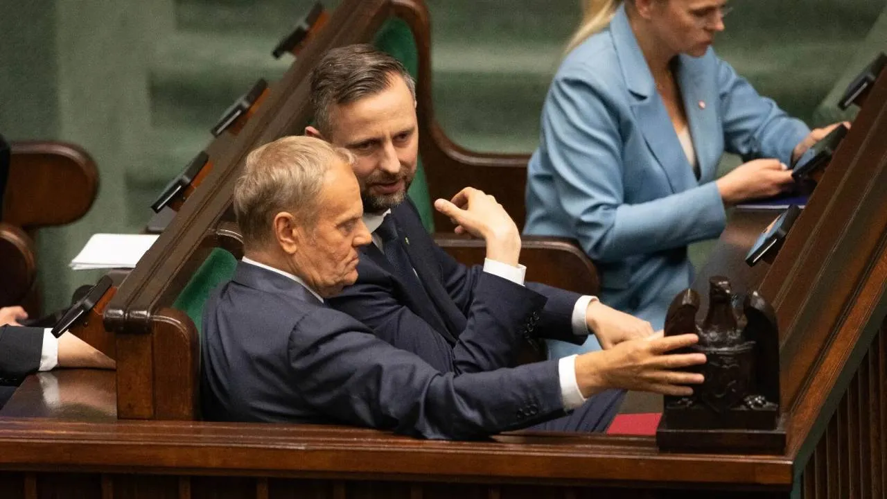 Prawie połowa Polaków chce zmiany premiera. Czerwona kartka dla Tuska od młodych