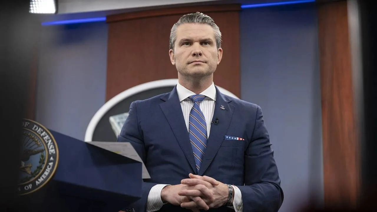 Awaryjne lądowanie samolotu z szefem Pentagonu na pokładzie. Pękła przednia szyba maszyny