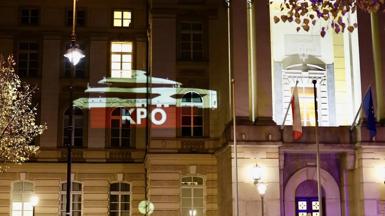 Iluminacje na siedzibie premiera pojawiły się po godz. 21 Iluminacje na siedzibie premiera pojawiły się po godz. 21