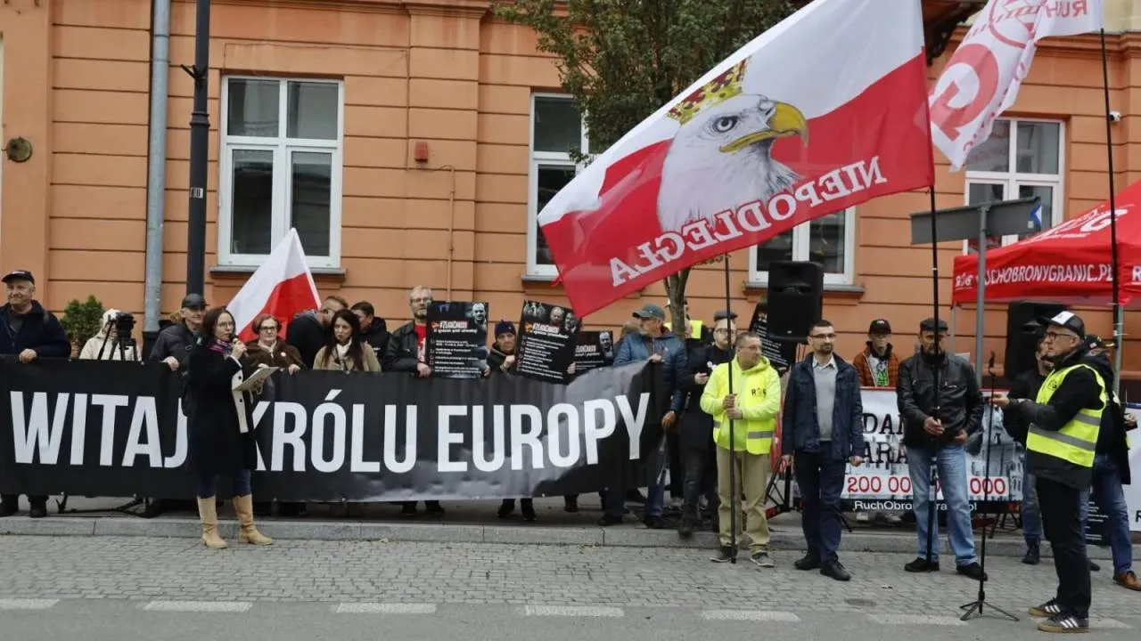 "Witaj, Królu Europy". Prześmiewcze przywitanie Tuska w Piotrkowie Trybunalskim [FOTOGALERIA]