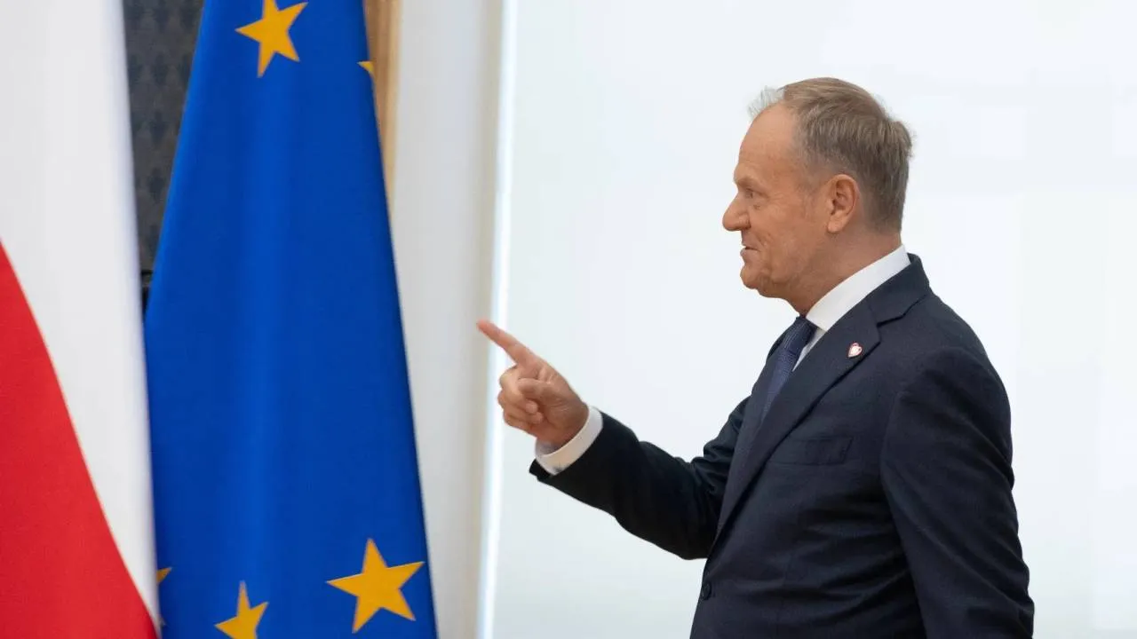 Tusk gra atakiem na budynek w Warszawie. Internauci przypomnieli, jak cytował wiersz o "sznurze"
