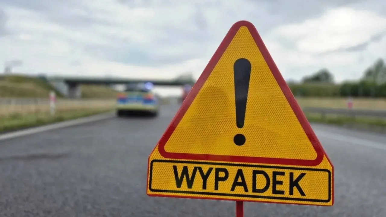 Osobówka kontra ciężarówka. Droga jest nieprzejezdna