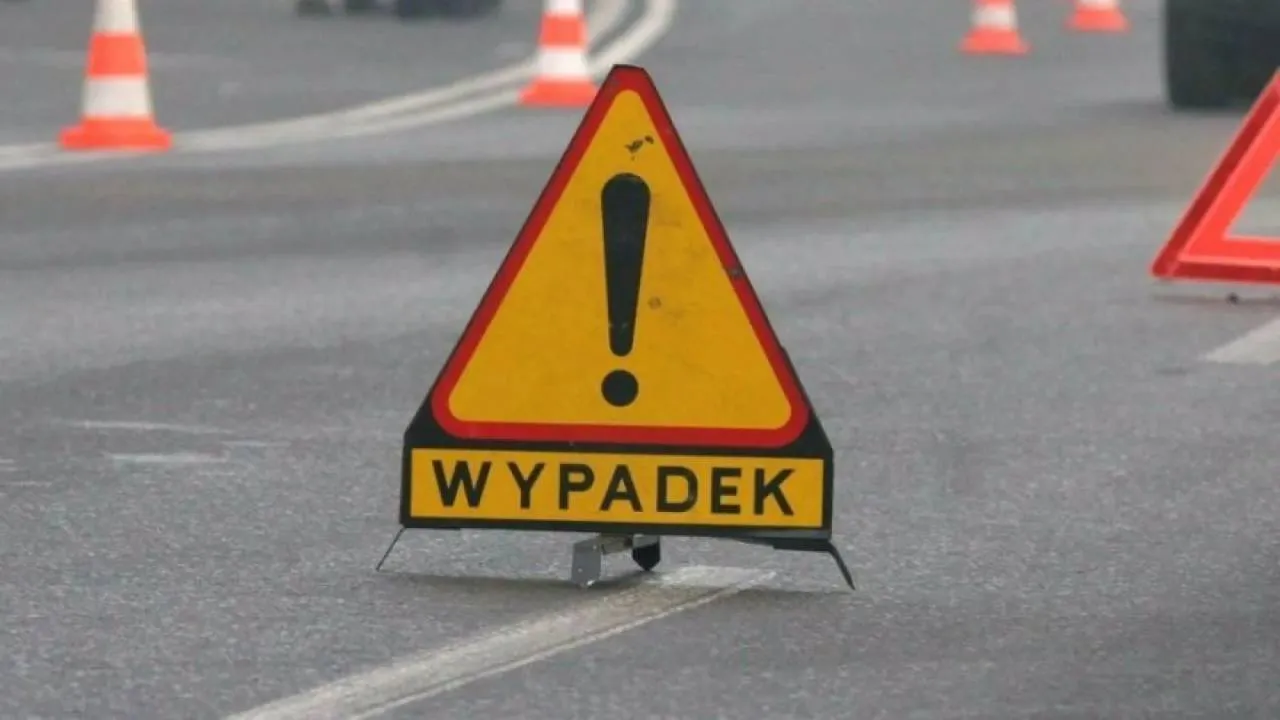 Ciało mężczyzny leżało na ruchliwej drodze. Policja apeluje o pomoc