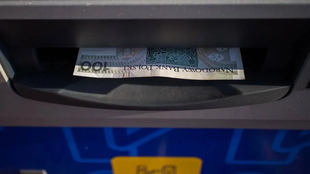 Masowe kradzieże z kont klientów jednego banku. "Karta nie była skradziona"