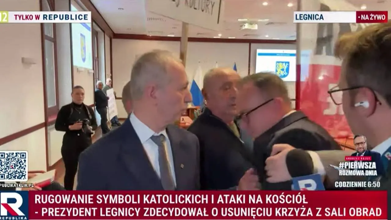 "Niebywały skandal". Prezydent Legnicy zaatakował podczas relacji dziennikarza TV Republika [WIDEO]