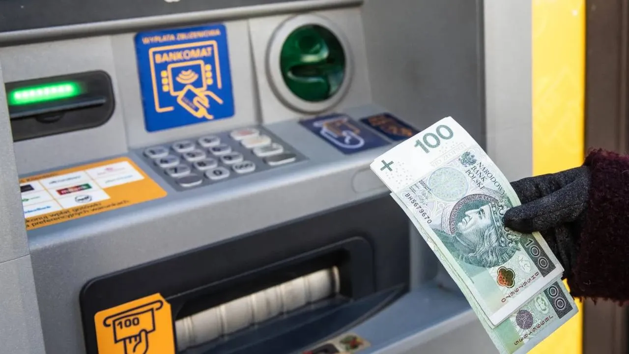 Pieniądze znikały z kont, bank zawiadomi organy ścigania. „Nie był to incydent masowy"