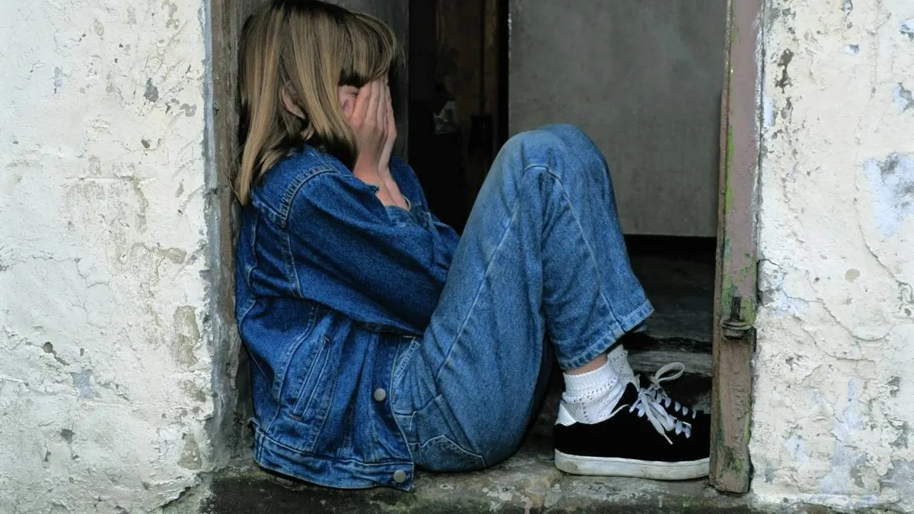 Dlaczego dzieci tracą radość? Jak rozpoznać spadek szczęścia u najmłodszych i wspierać ich emocje jesienią