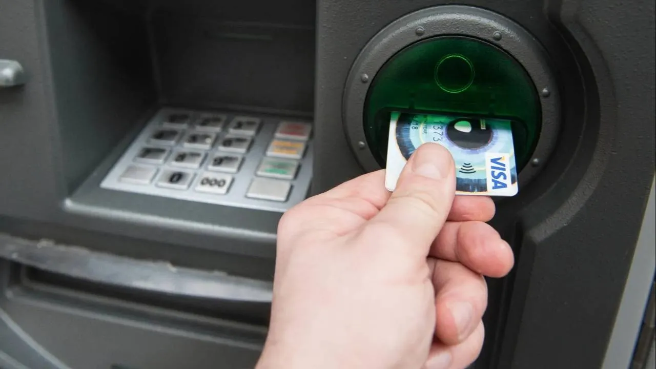 Ogromna skala oszustwa "na bankomat". Klienci banku stracili łącznie 2,2 miliona złotych!