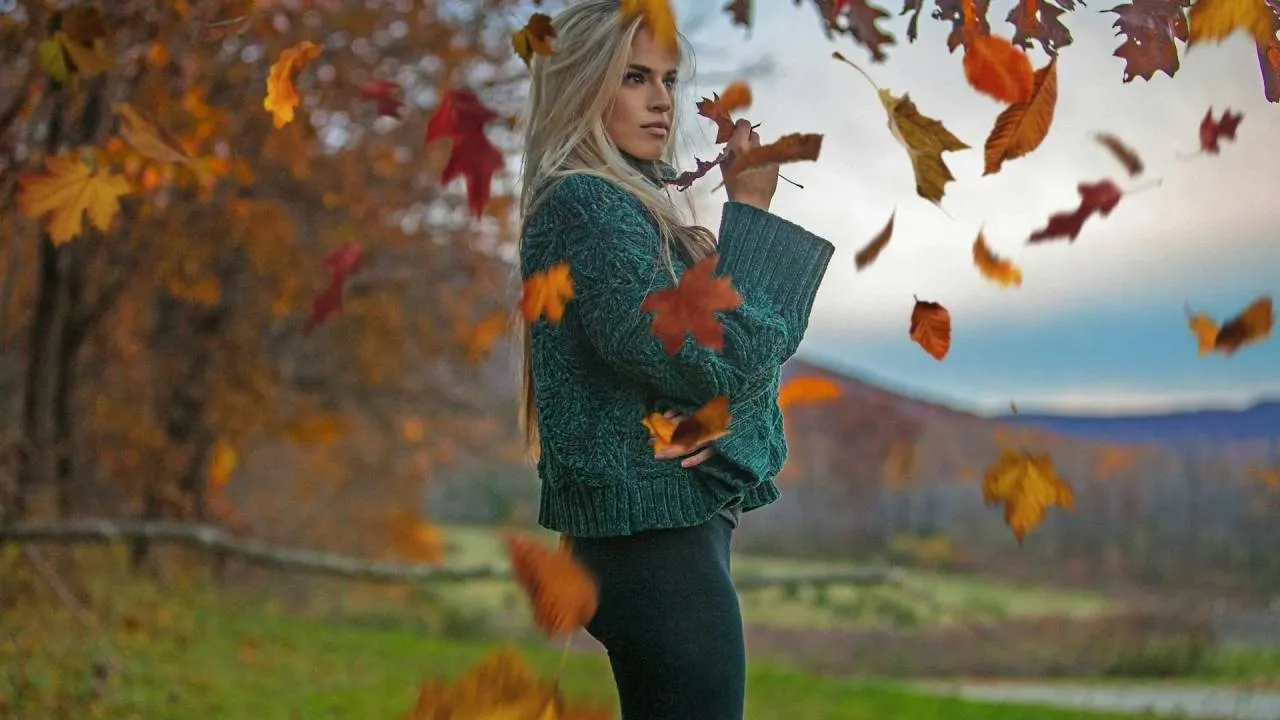 Energetyczne kolory sezonu – jak nosić brąz, pomarańcz i fiolet jesienią