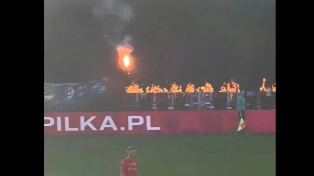 Skandaliczne derby Krakowa. Spalone szaliki podczas starcia Wisły z Hutnikiem