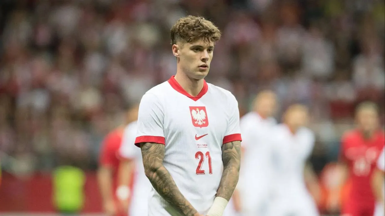 Kibice Romy atakują Nicolę Zalewskiego. Głośno o transparencie pod Koloseum