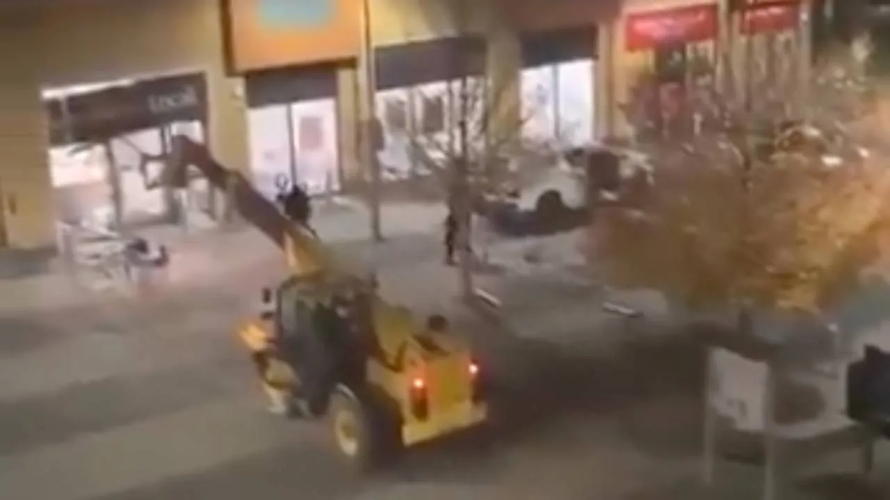 Zuchwała kradzież. Na bankomat ruszyli z ciężkim sprzętem. WIDEO