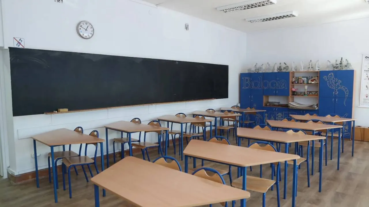 Uczyła w szkole przez 36 lat. Tyle, że... nielegalnie